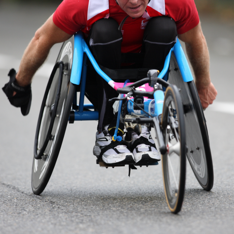 Photo d’un cycliste utilisant un vélo à mains. 