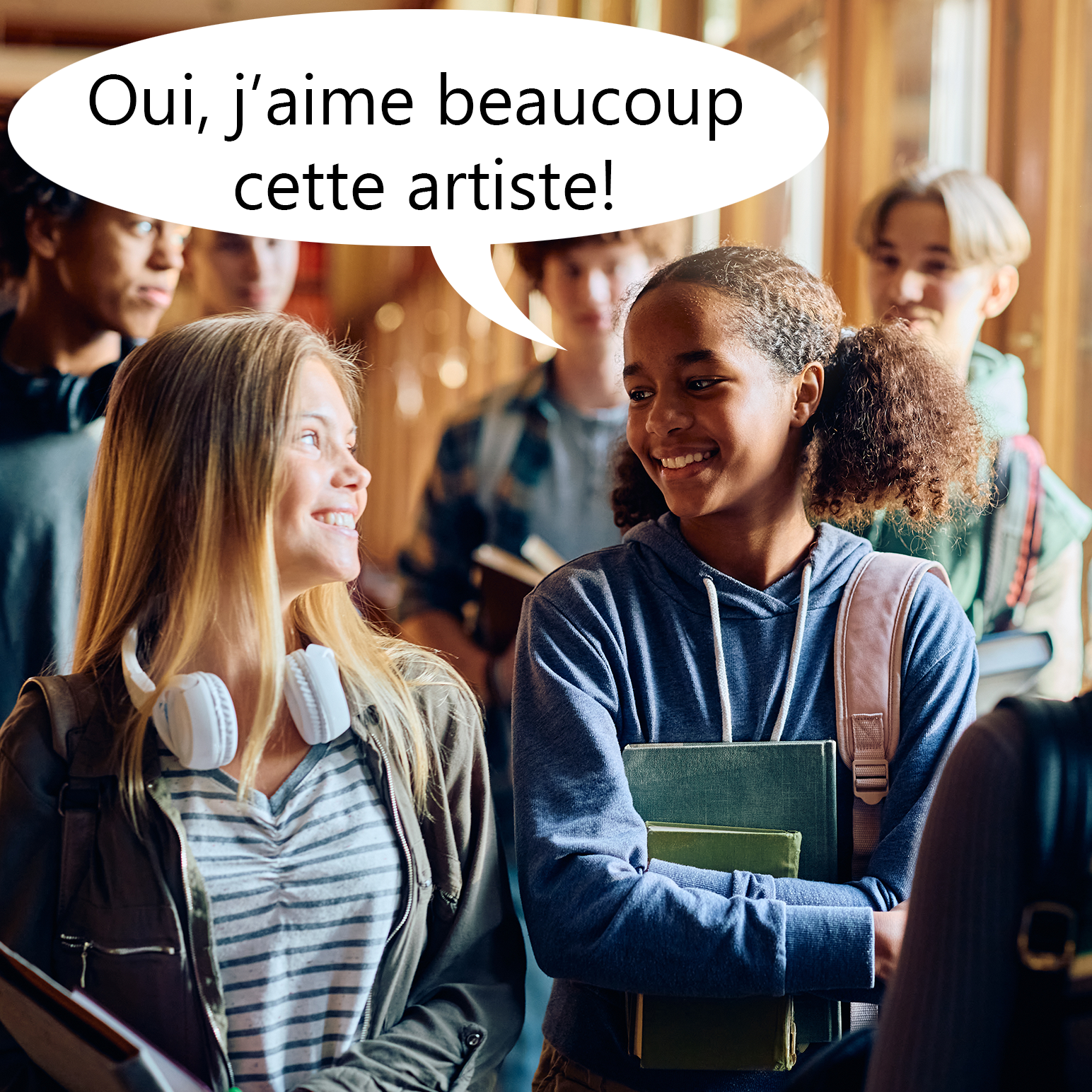 Photo de deux jeunes filles qui se sourient, une d'elles dit Oui, j'aime beaucoup cette artiste!