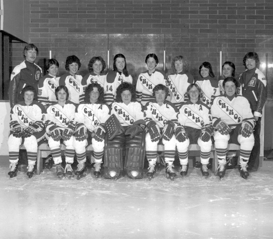 Photo en noir et blanc d’une équipe de hockey féminine. 