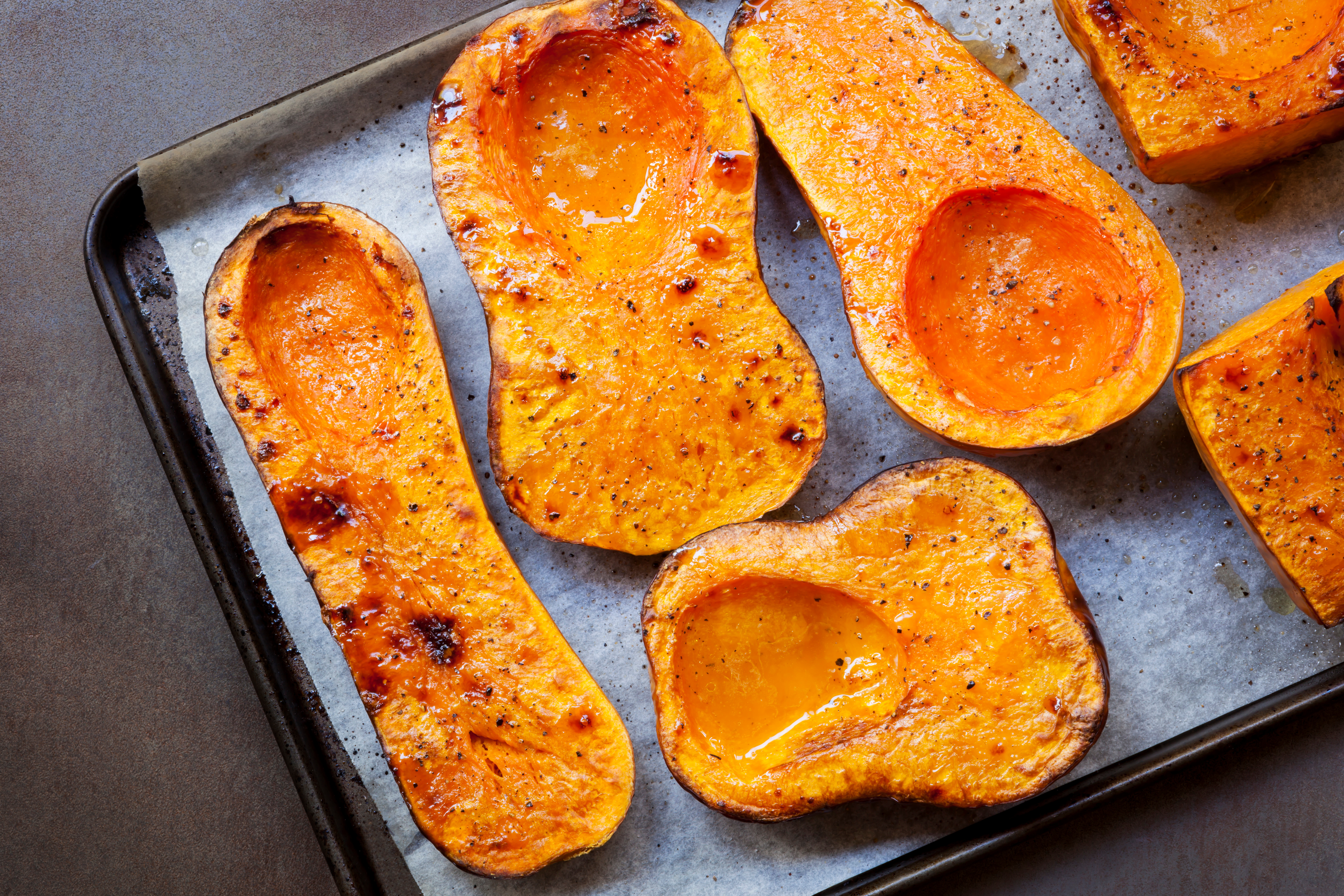 Photo de courges grillées sur une plaque de cuisson.  