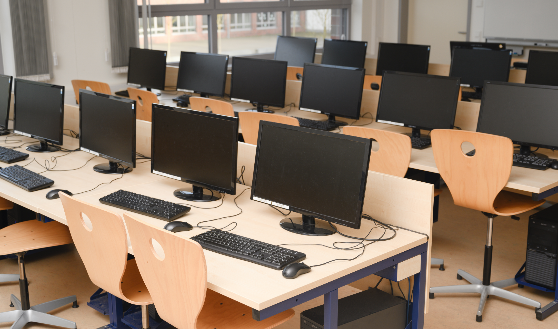 Photo d’une salle d’ordinateurs.  