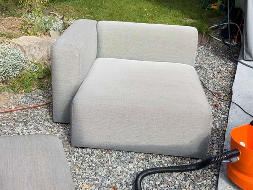 Slik renser du sofaen din