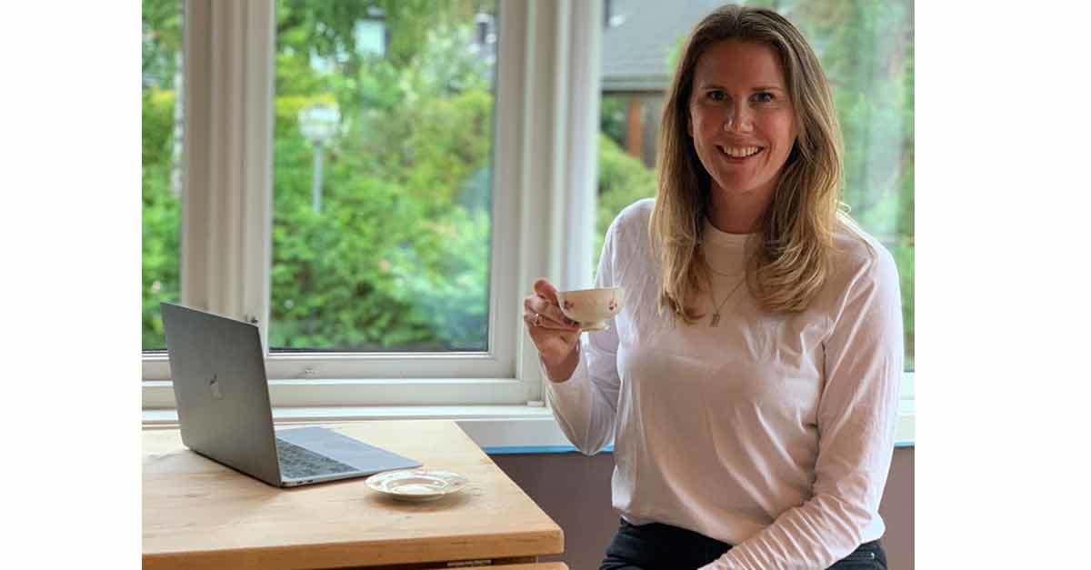 Her sitter Kaja med favoritt te-settet sitt fra FINN.
