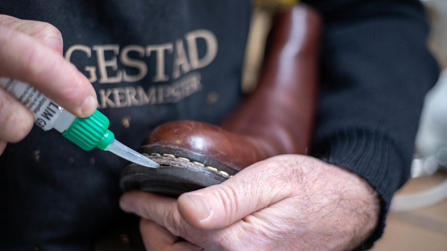 Reparer sko med superlim og kontaktlim – tre enkle tips