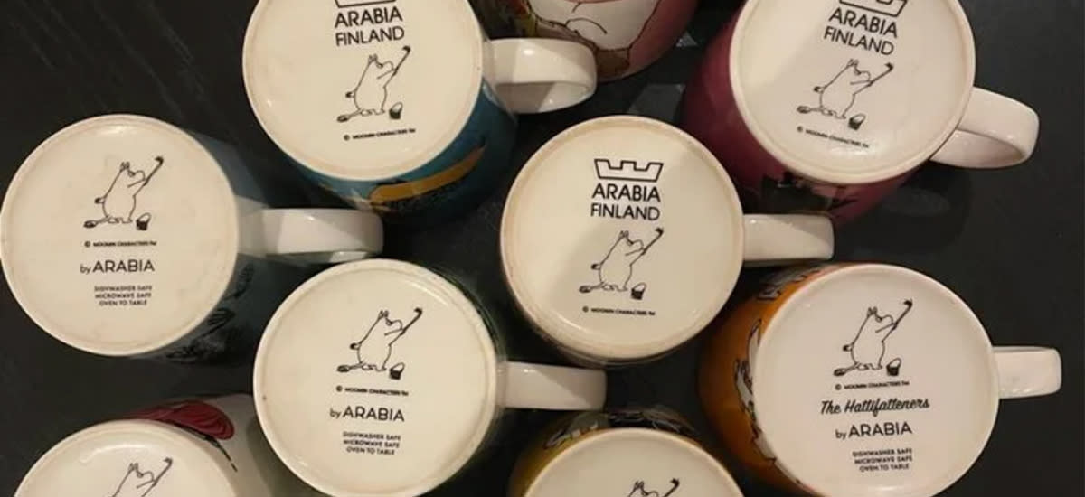 Undersidan på flera mumin-muggar