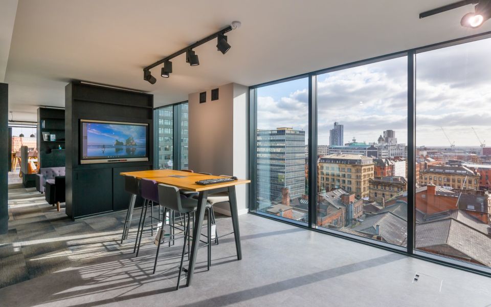 Flexible office with panoramic views