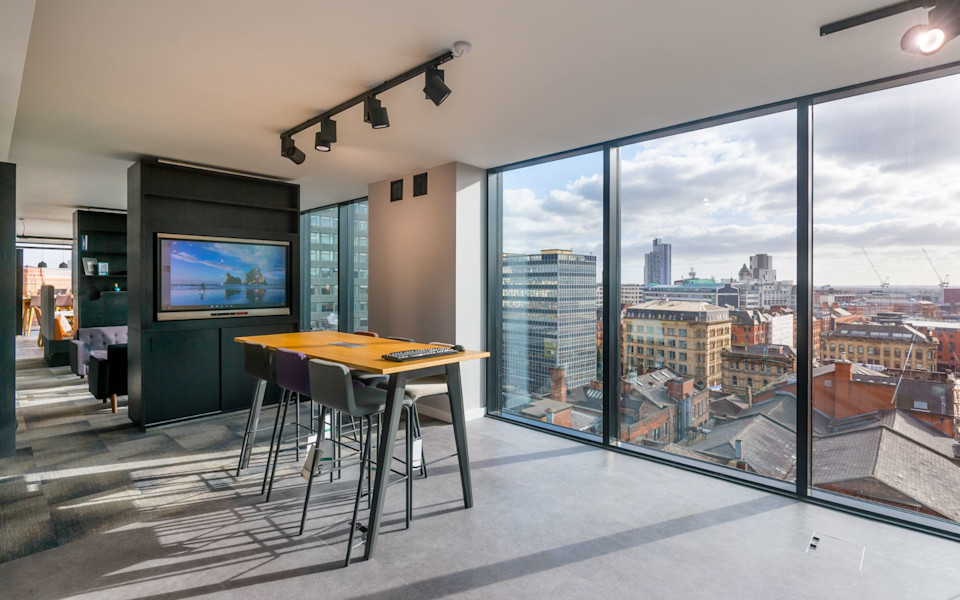 Flexible office with panoramic views