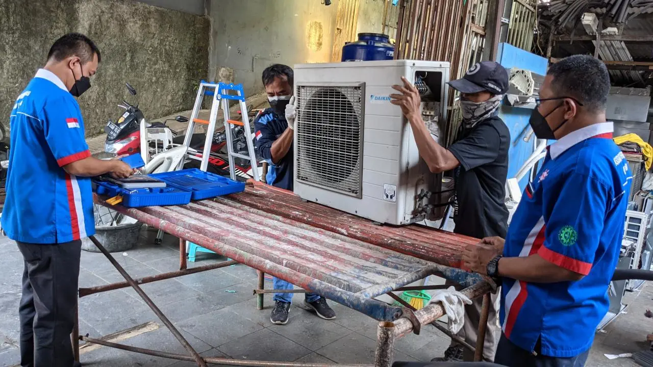 Recovery and destruction of super pollutant refrigerant gases
