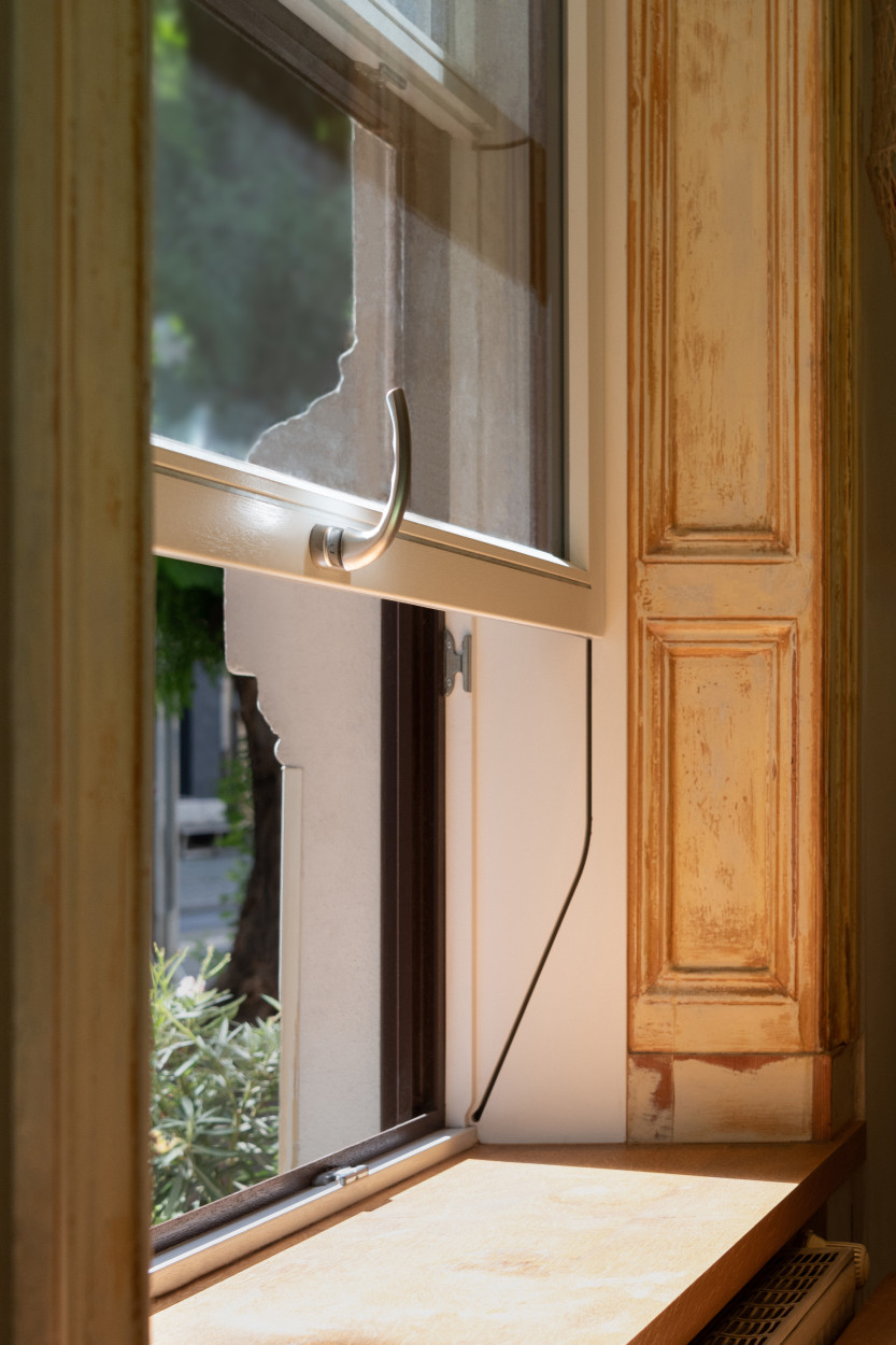 Vertikal-Schiebefenster aus Holz-Alu als Durchreiche zur Terrasse