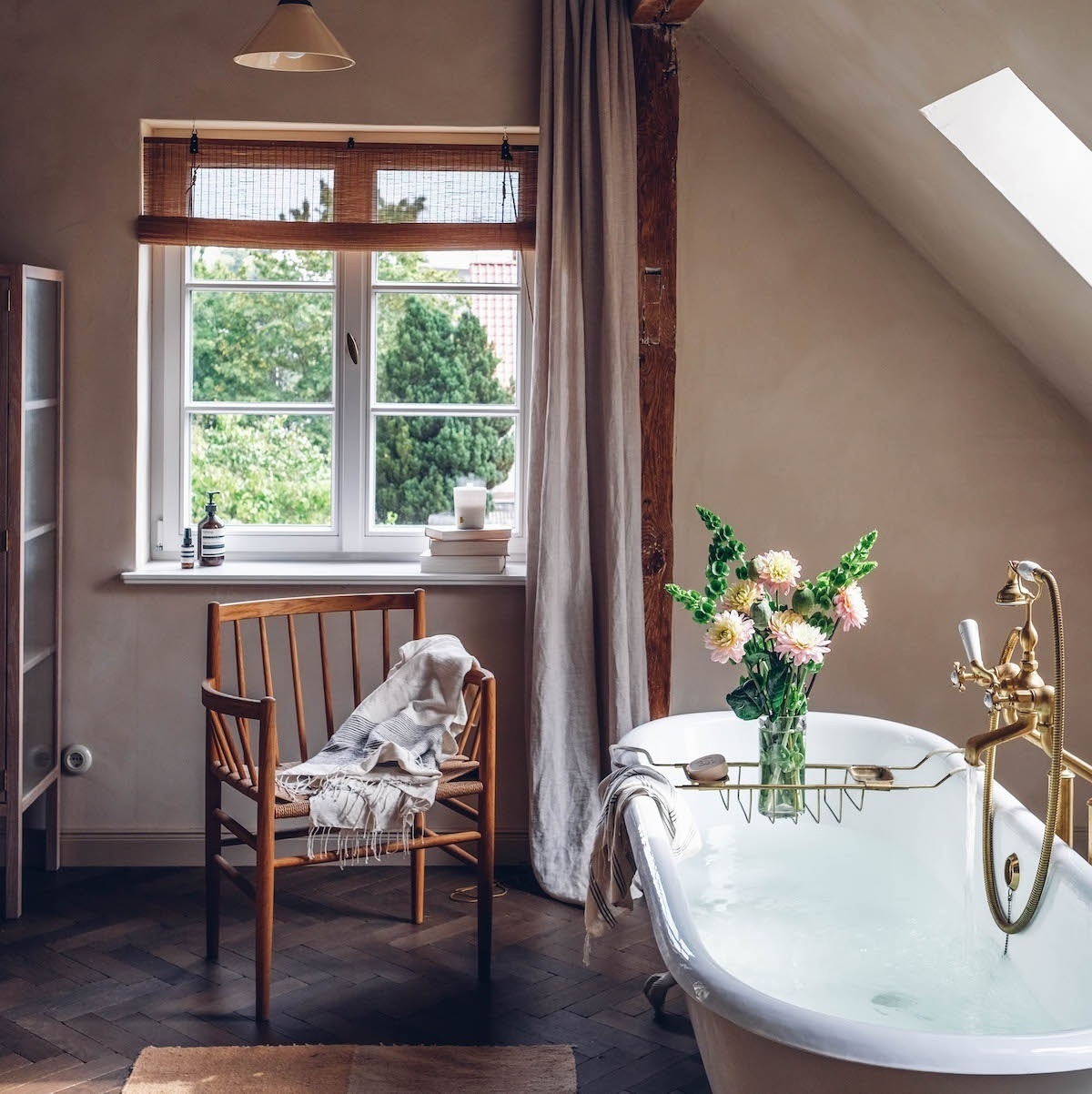 Sorpetaler Holz-Sprossenfenster im Designtales Badezimmer