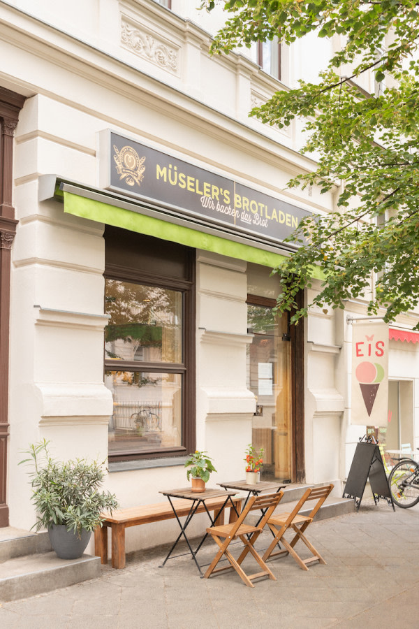 Sorpetaler-Schiebefenster-Holz-Cafe-Berlin-aussen