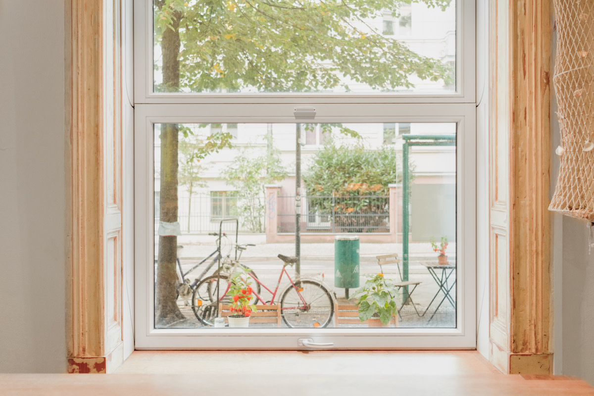 Sorpetaler-Schiebefenster-Holz-Cafe-Berlin geschlossen