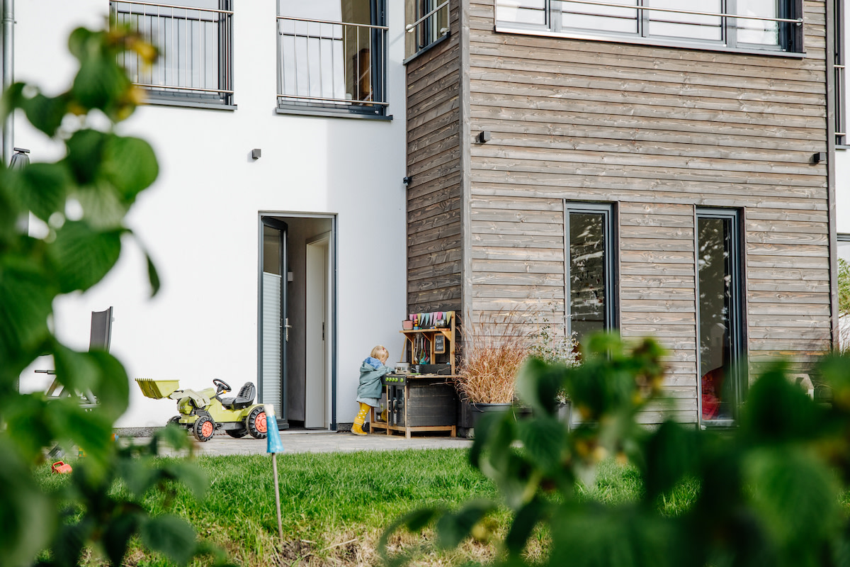 Nebeneingangstür in einem Holzhaus