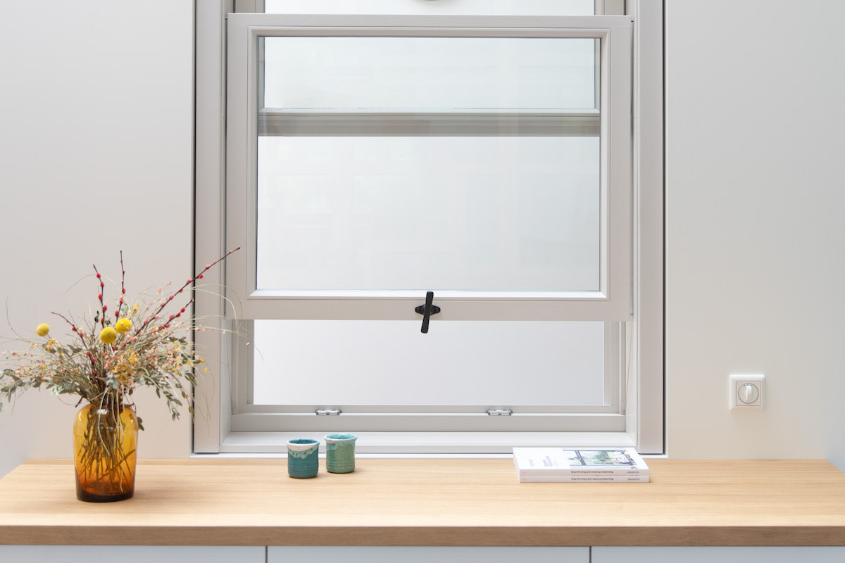 The electrical sliding window