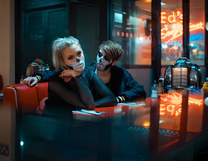 Skeletons sitting down at the dinner, DNT RYE, Simon Westerdahl, Alma Bjellerup