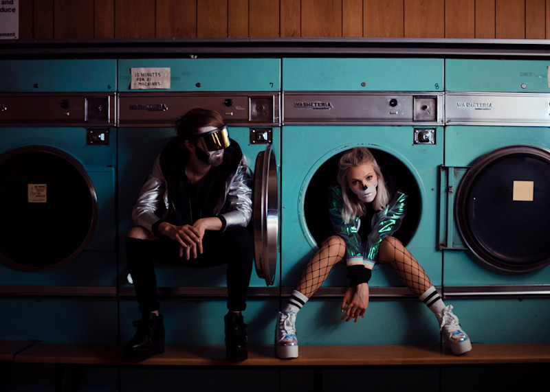 Alma in the washing machine in London, DNT RYE, Simon Westerdahl, Alma Bjellerup