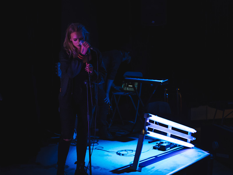 Alma Bjellerup live on stage, DNT RYE, photo Lukas Meijer.