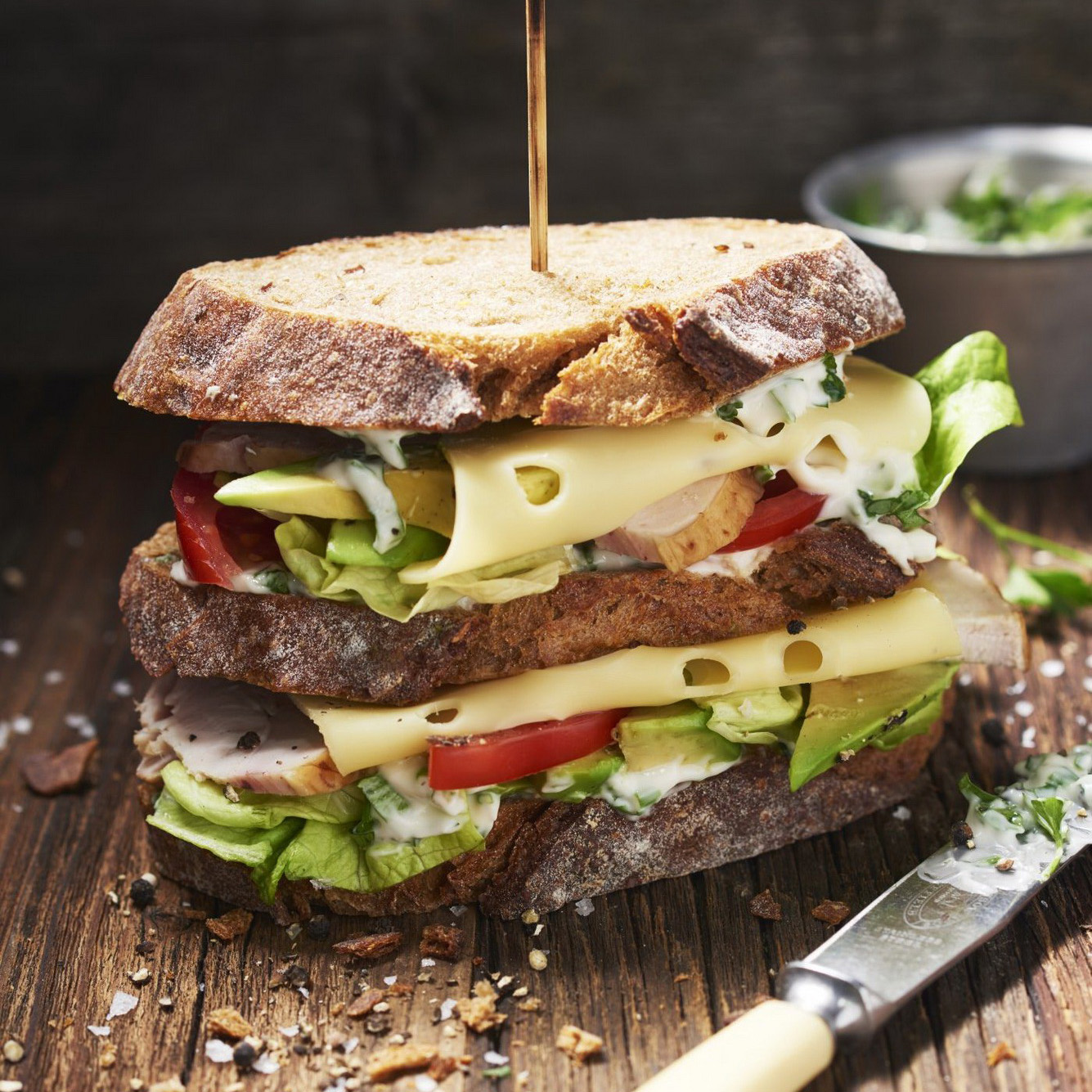 club-sandwich-avokadoval-fustolt-csirkemellel-es-fuszernovenyes-majonezzel