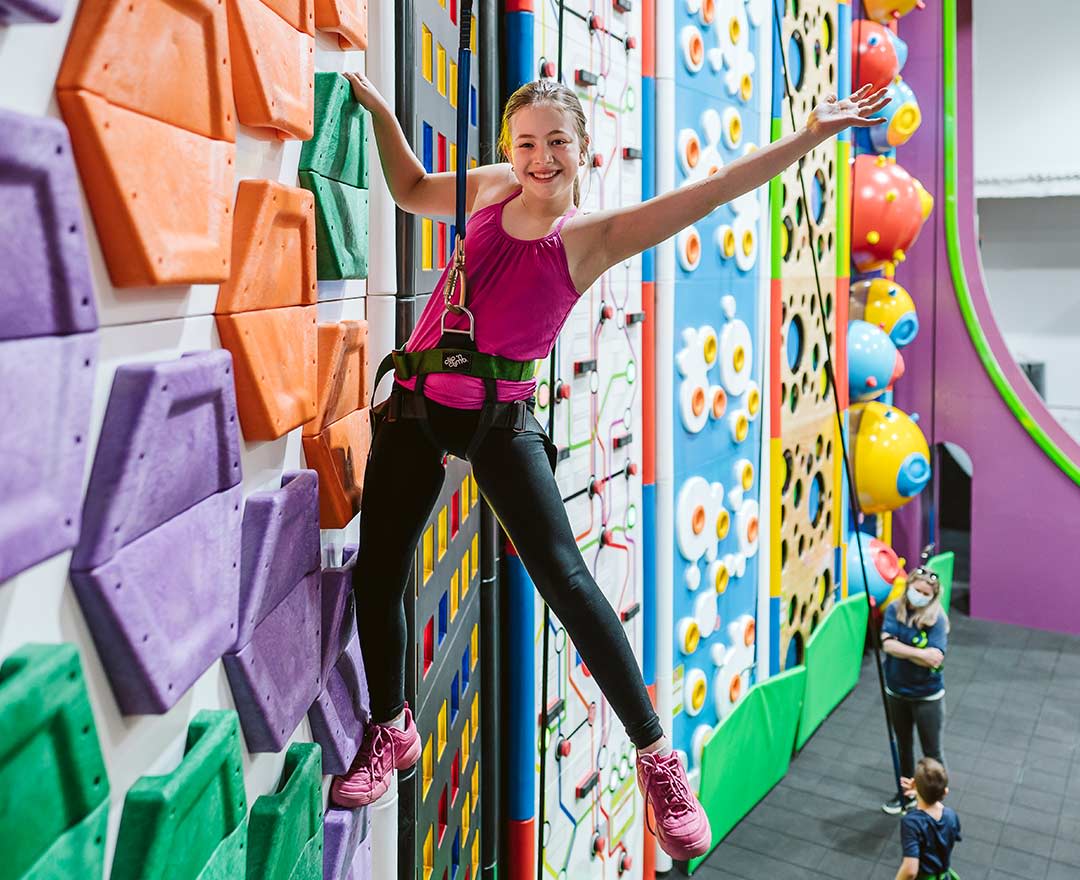 Jeune fille sur un mur d'escalade