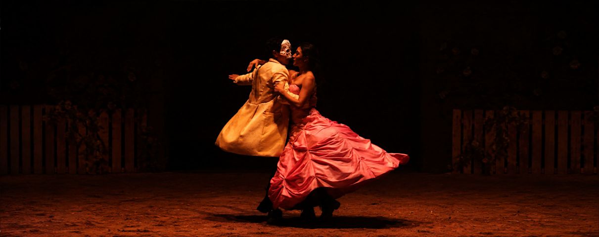 Théâtre équestre, cirque. Apzara Halloween