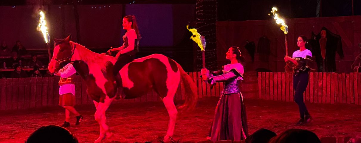 Théâtre équestre, cirque. Apzara Halloween
