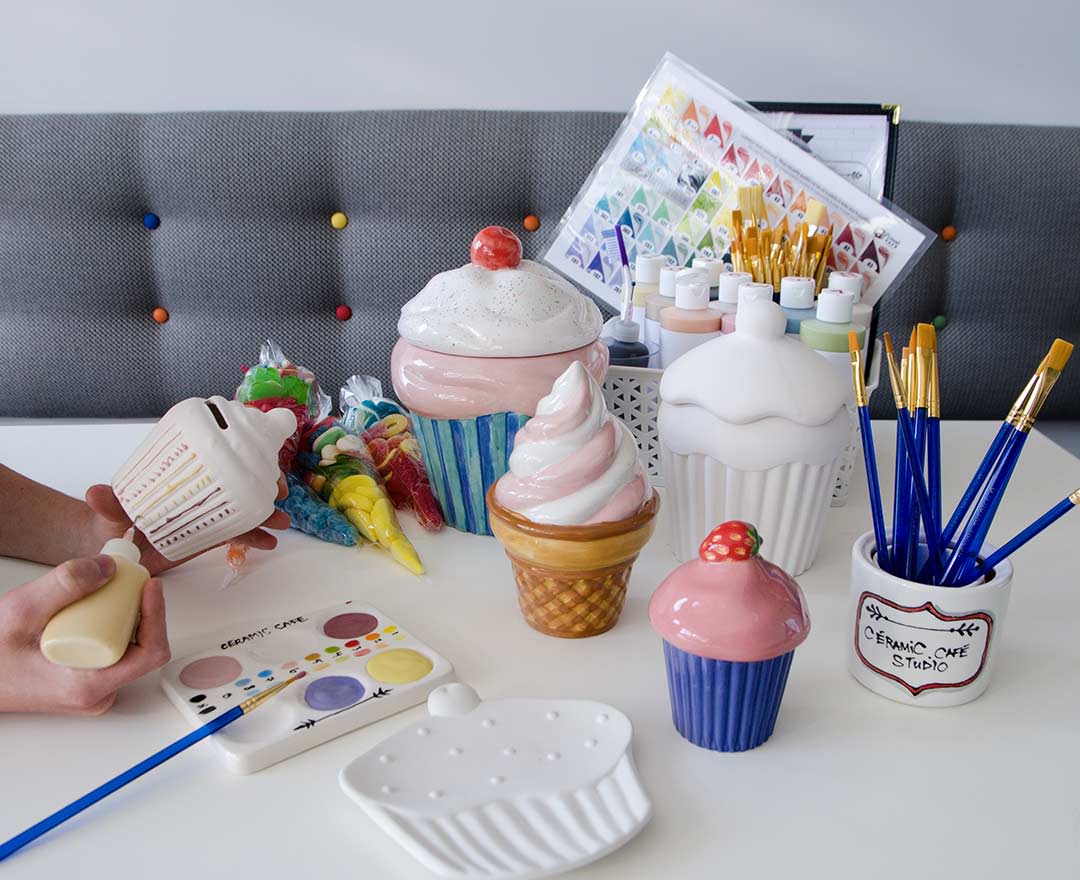 quelques piéces de céramique en forme de cornet et cupcake