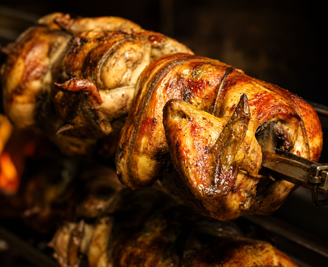 De savoureux poulets rôtissent lentement sur la broche jusqu’à obtenir une peau dorée et croustillante.