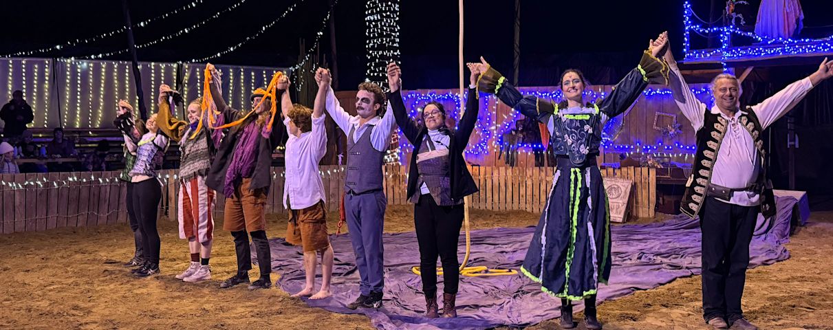 Théâtre équestre, cirque. Apzara Halloween