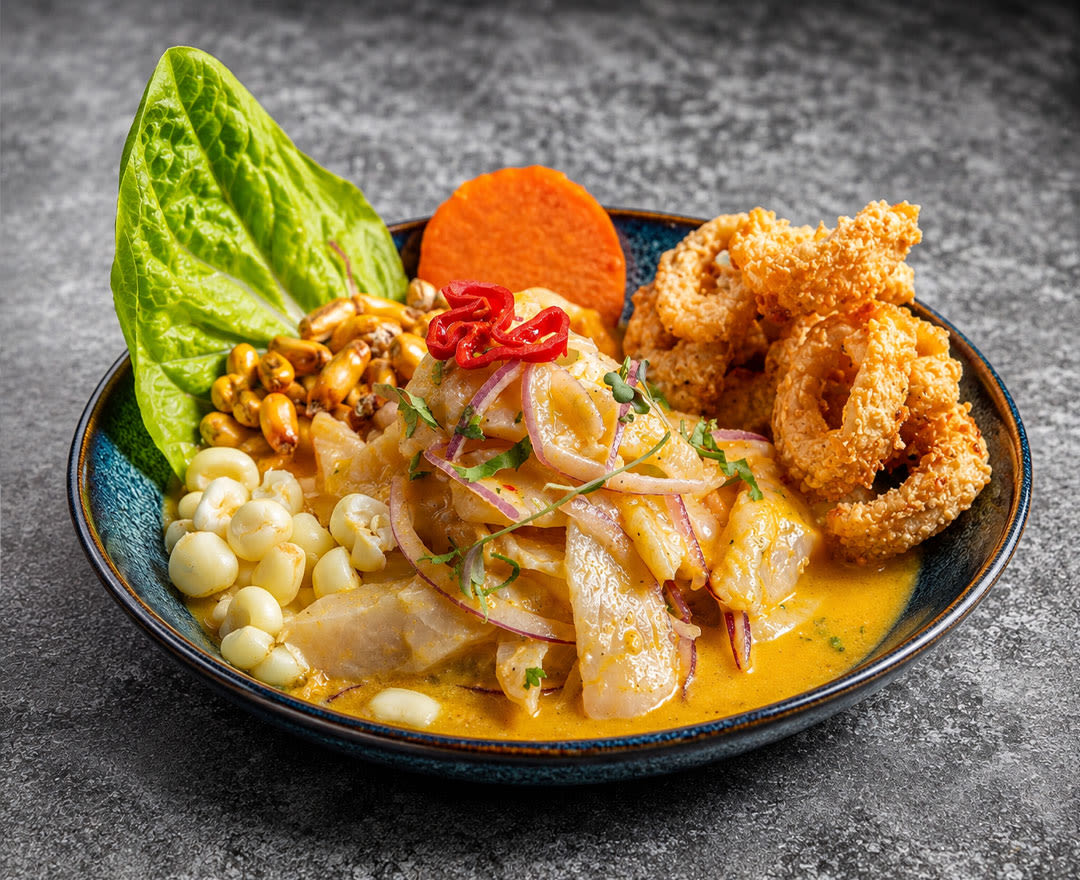 Un ceviche coloré et généreux, accompagné de maïs, patate douce, laitue et fruits de mer croustillants
