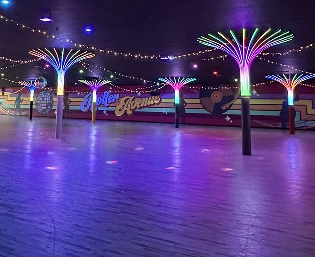 Homme faisant une figure en patins à roulettes sur la piste