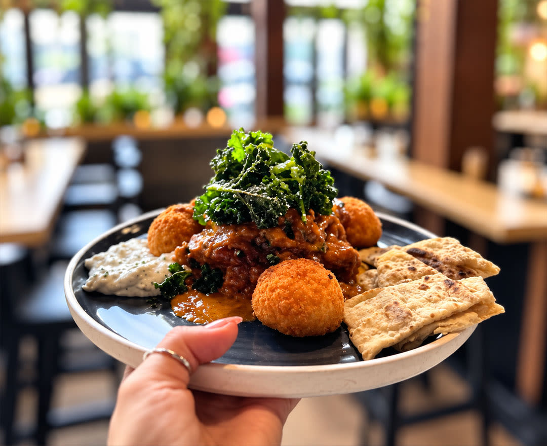 Une assiette gourmande accompagnée d’une bière artisanale met en valeur une expérience savoureuse et conviviale.