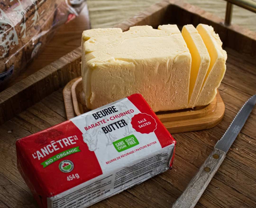 Une livre de beurre frais avec un pain