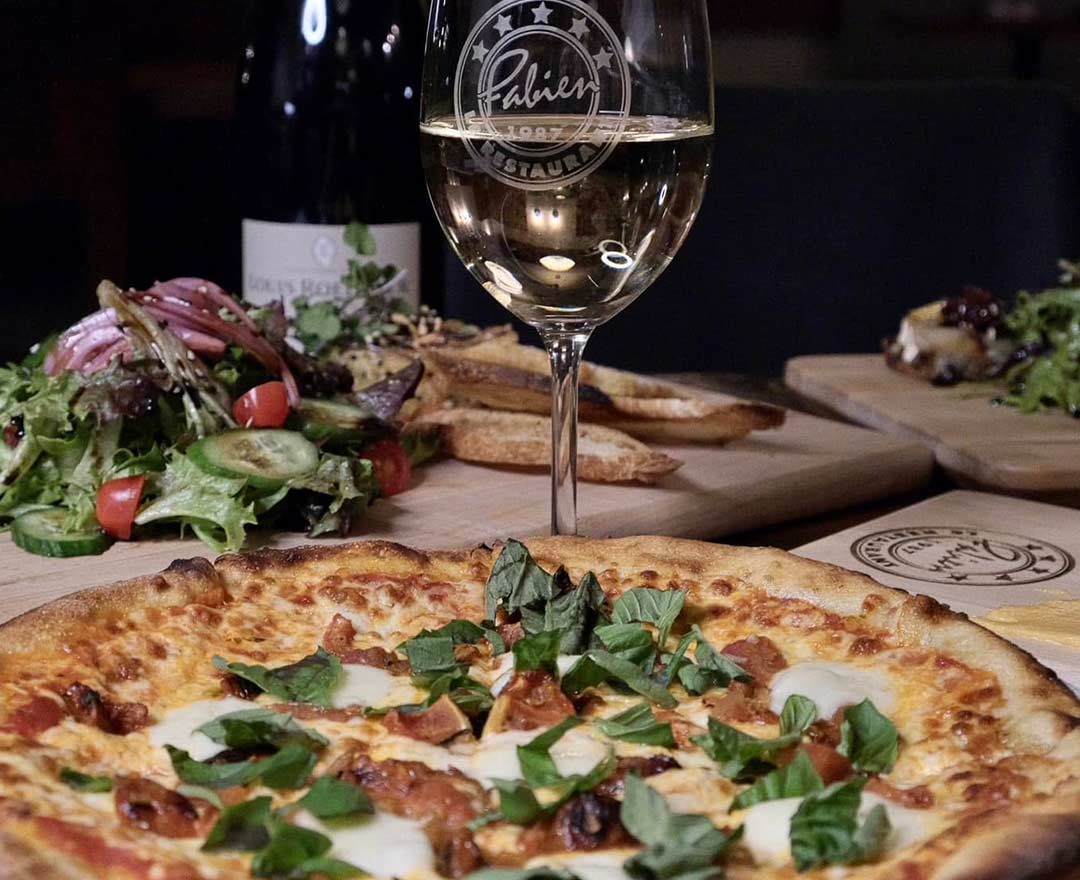 une pizza au four à bois