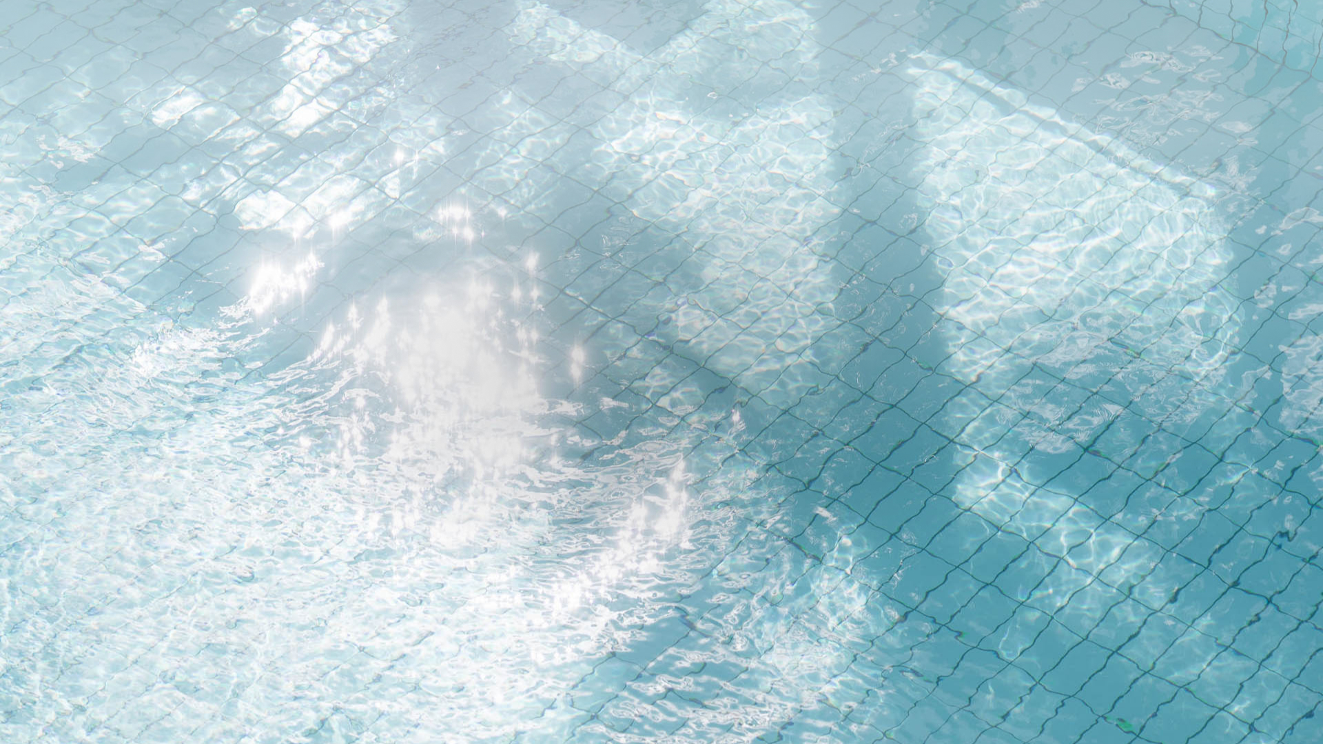 Klares, türkisfarbenes Schwimmbadwasser mit Sonnenlichtreflexen, die auf dem gefliesten Beckenboden tanzen und wellenförmige Muster erzeugen.