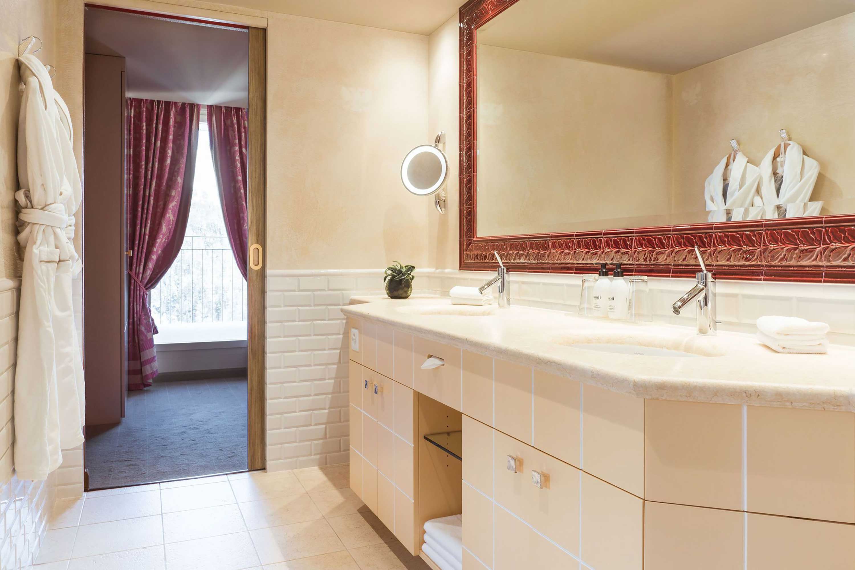 5 Bathroom Corner Junior Suite