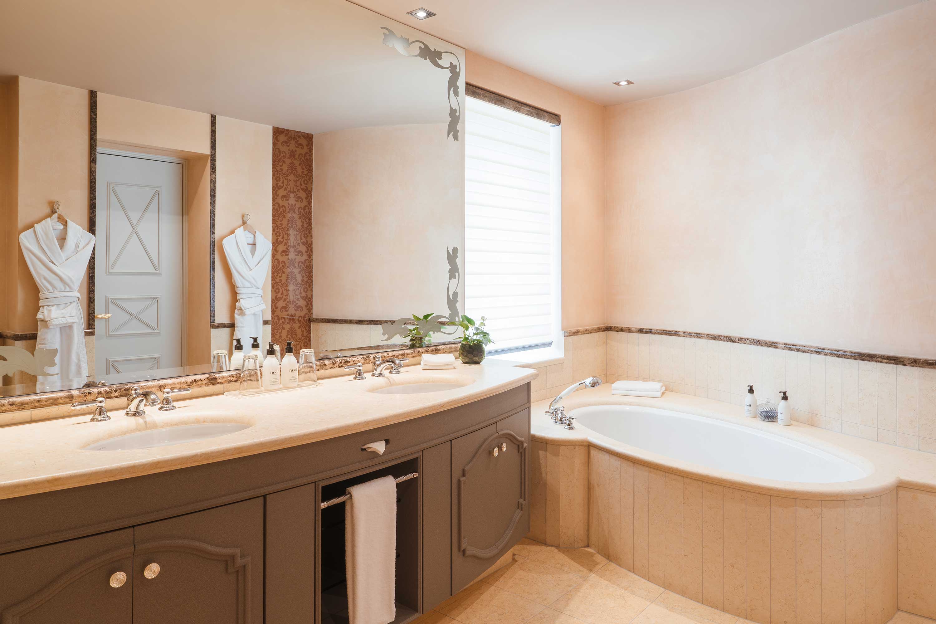 10 Carlton Suite Bathroom