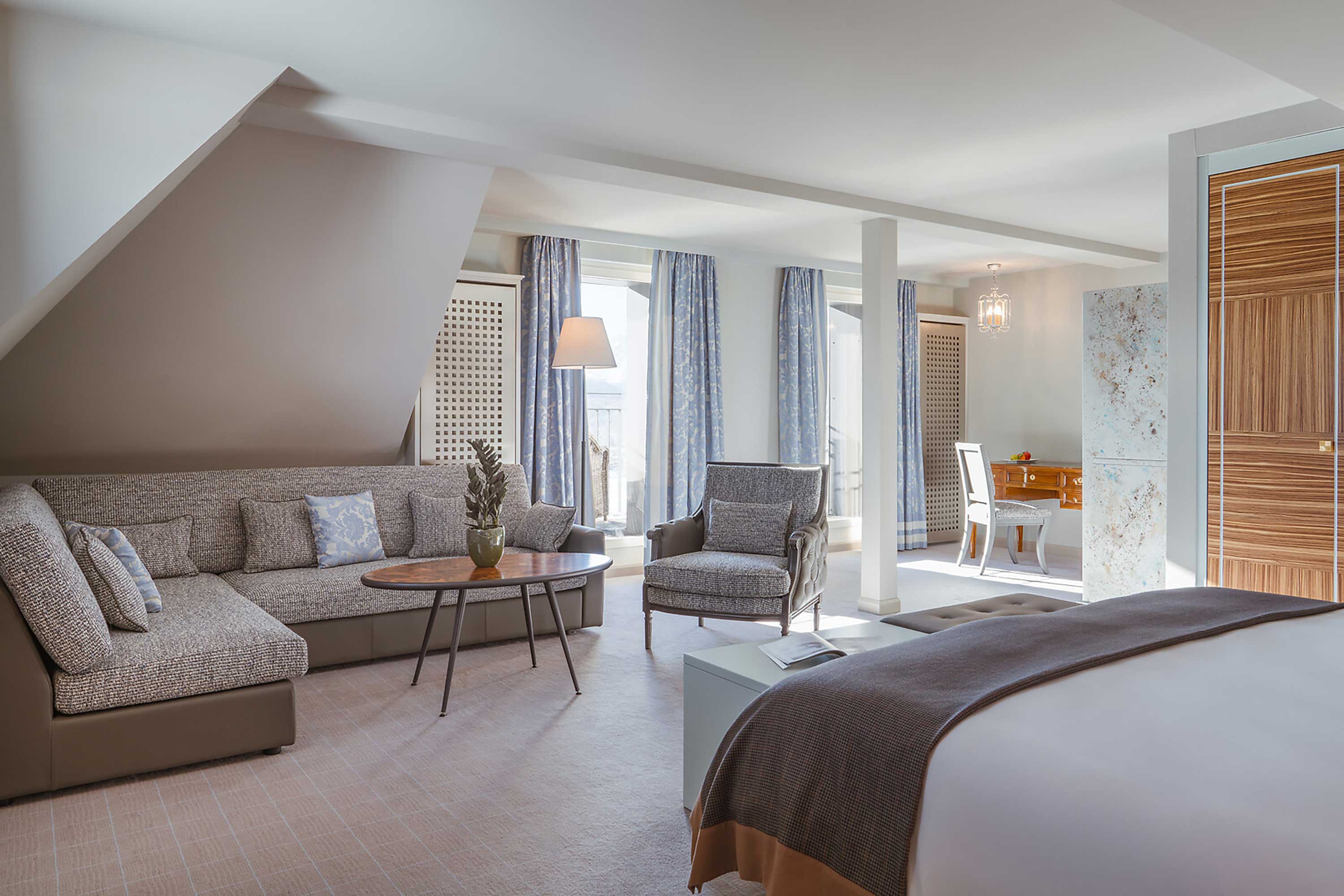 Corner Junior Suite - Carlton Hotel