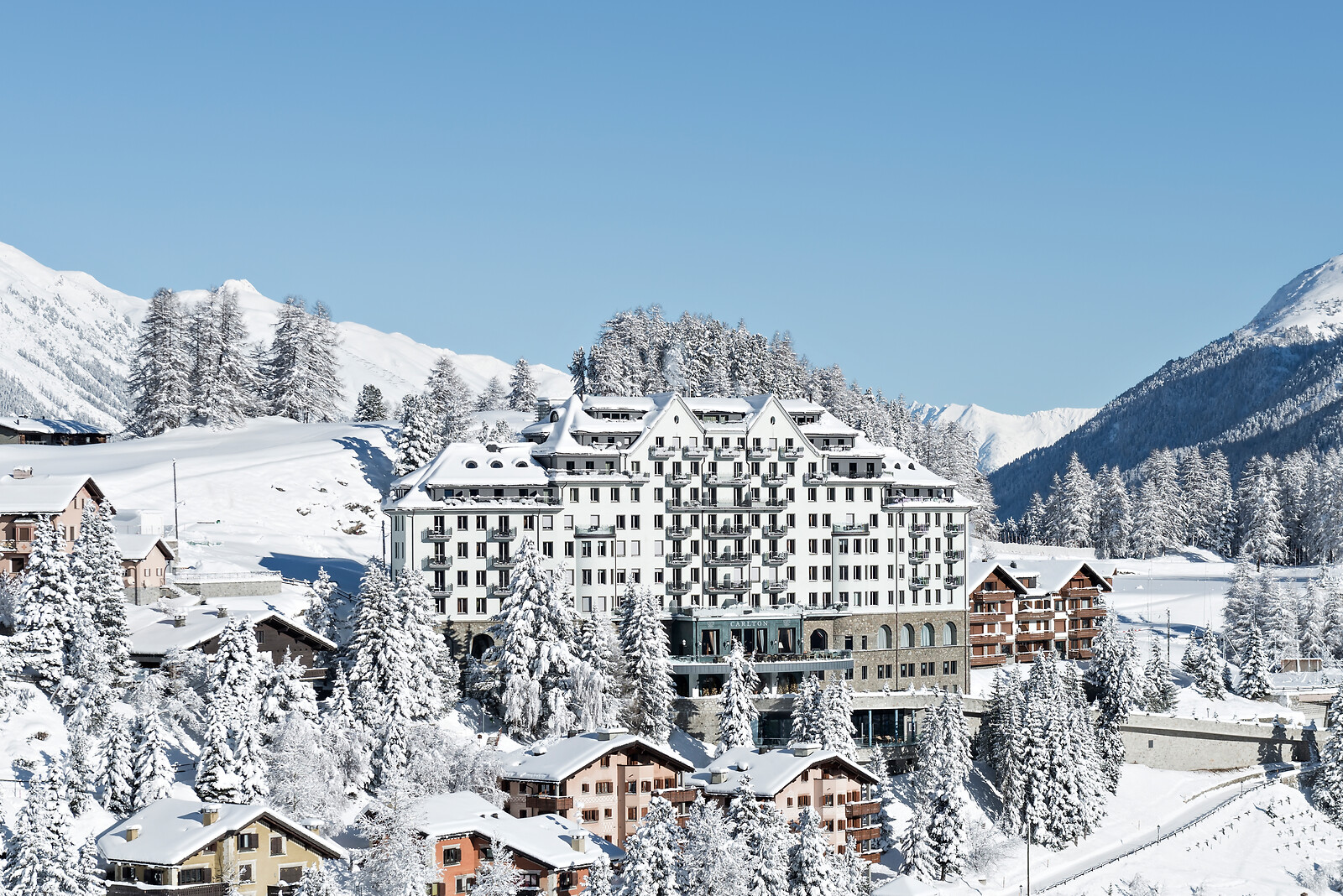 Carlton Hotel im Schnee, Titelbild der Carlton Zeitung "Winter Tales"