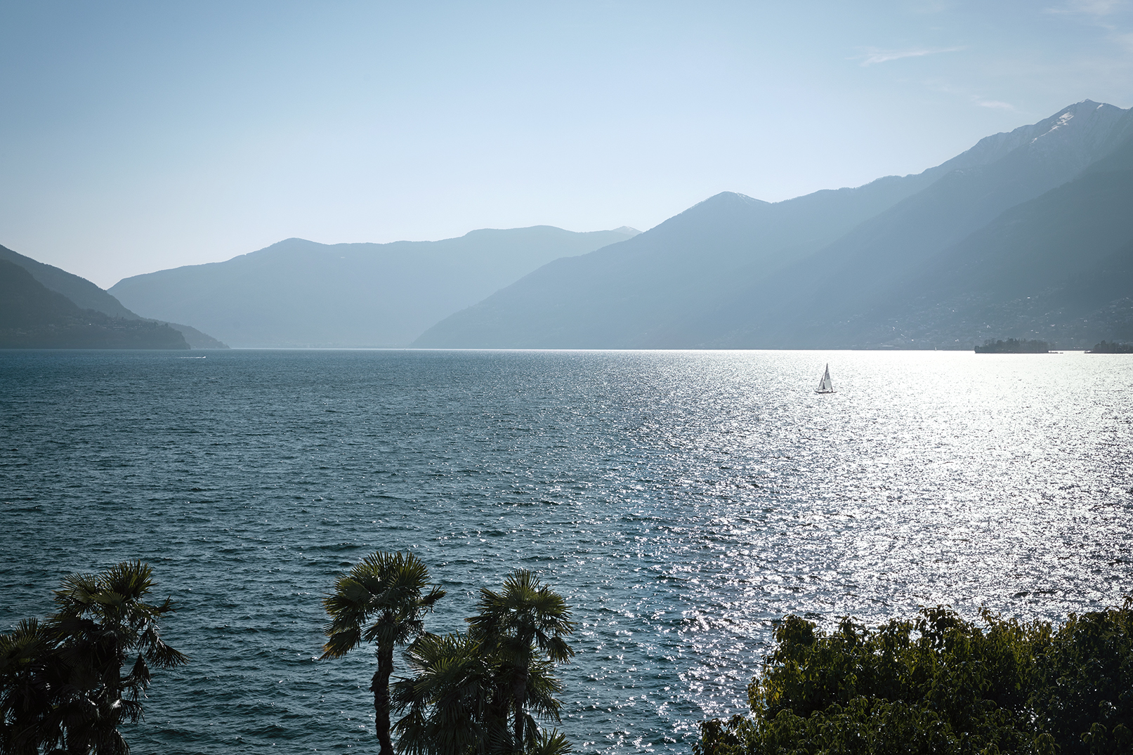 Ein Bild des Lago Maggiore in mehreren Blautönen