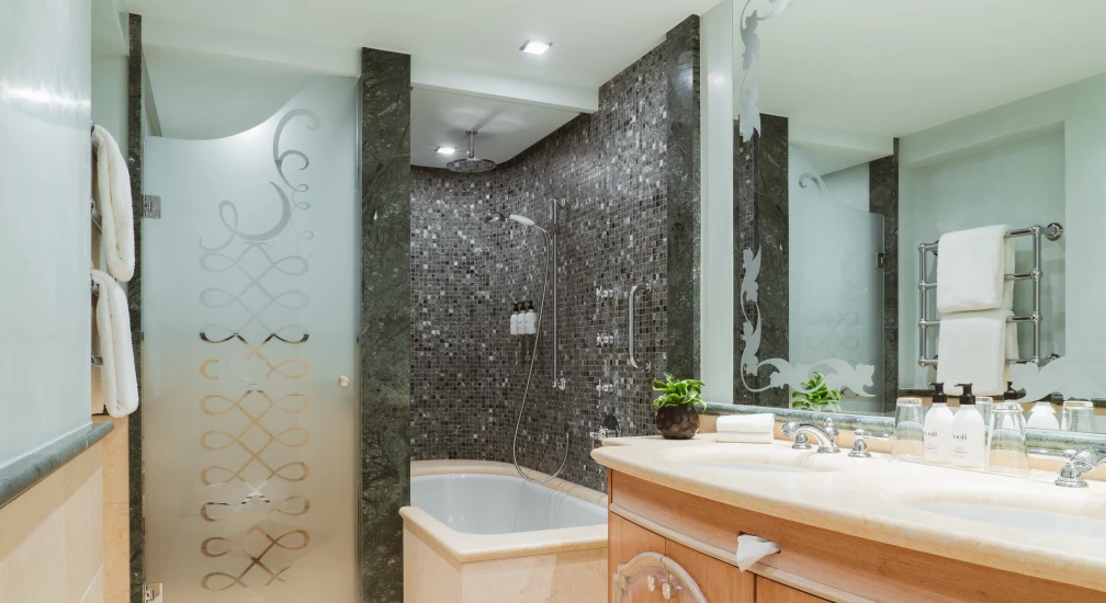 Twin Junior Suite - Bath Room - Carlton Hotel St. Moritz