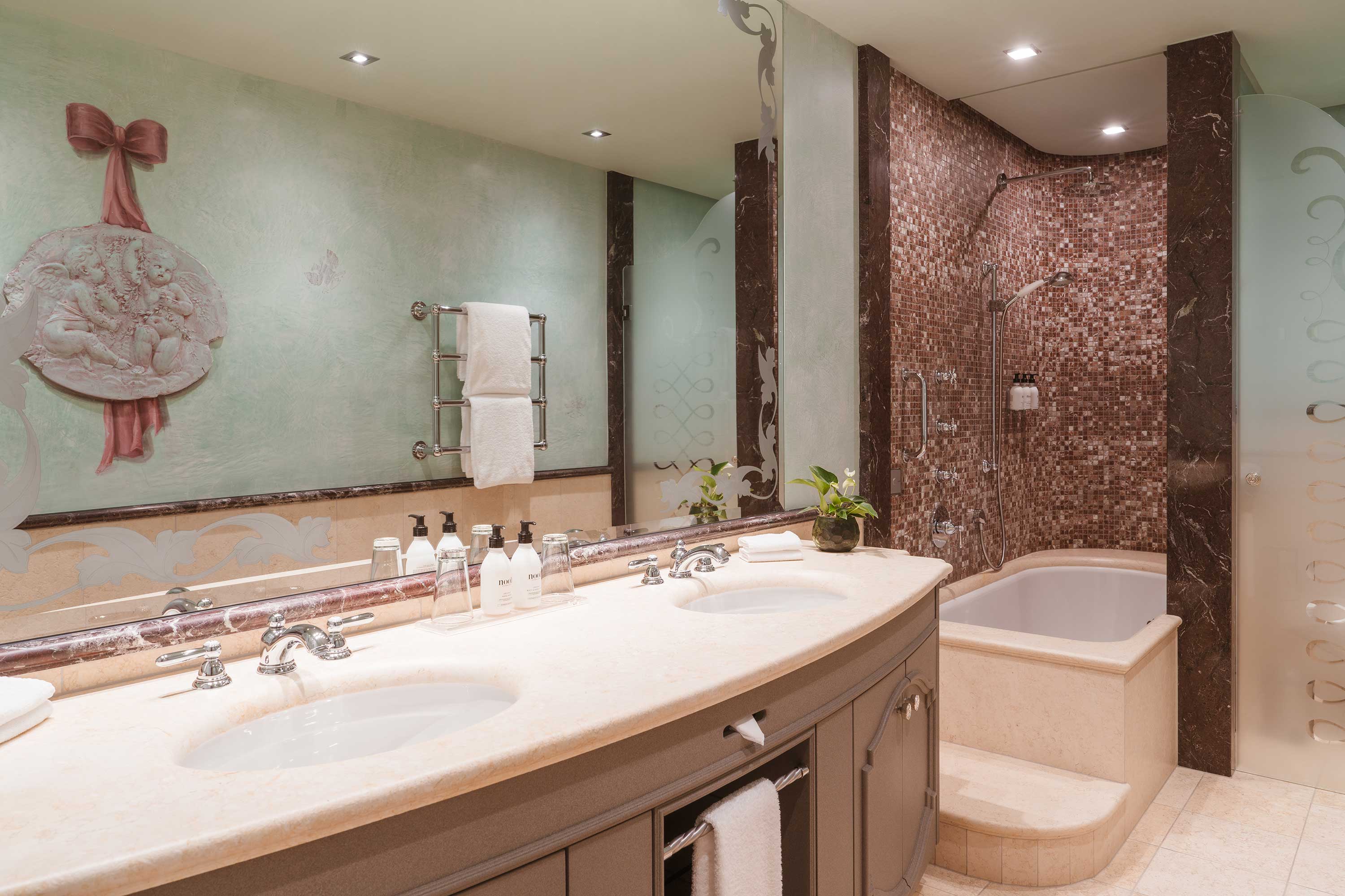 6 Twin Junior Suite Bathroom