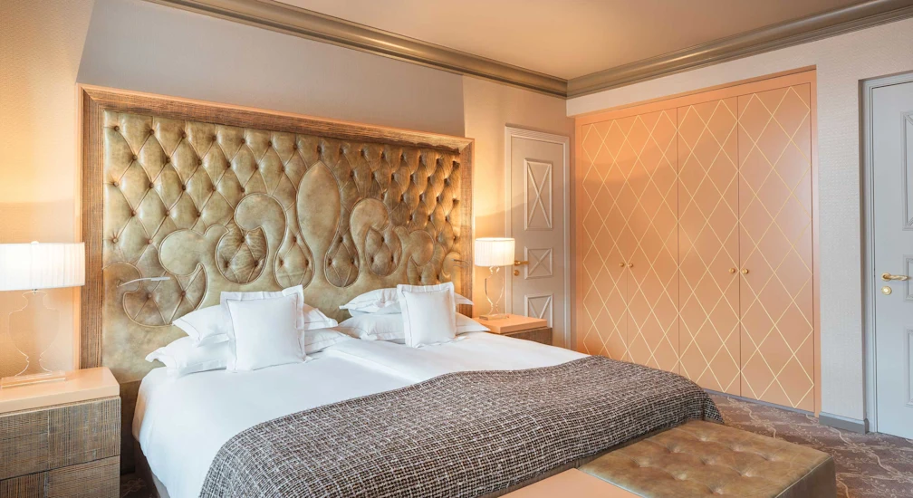 8 Carlton suite bedroom
