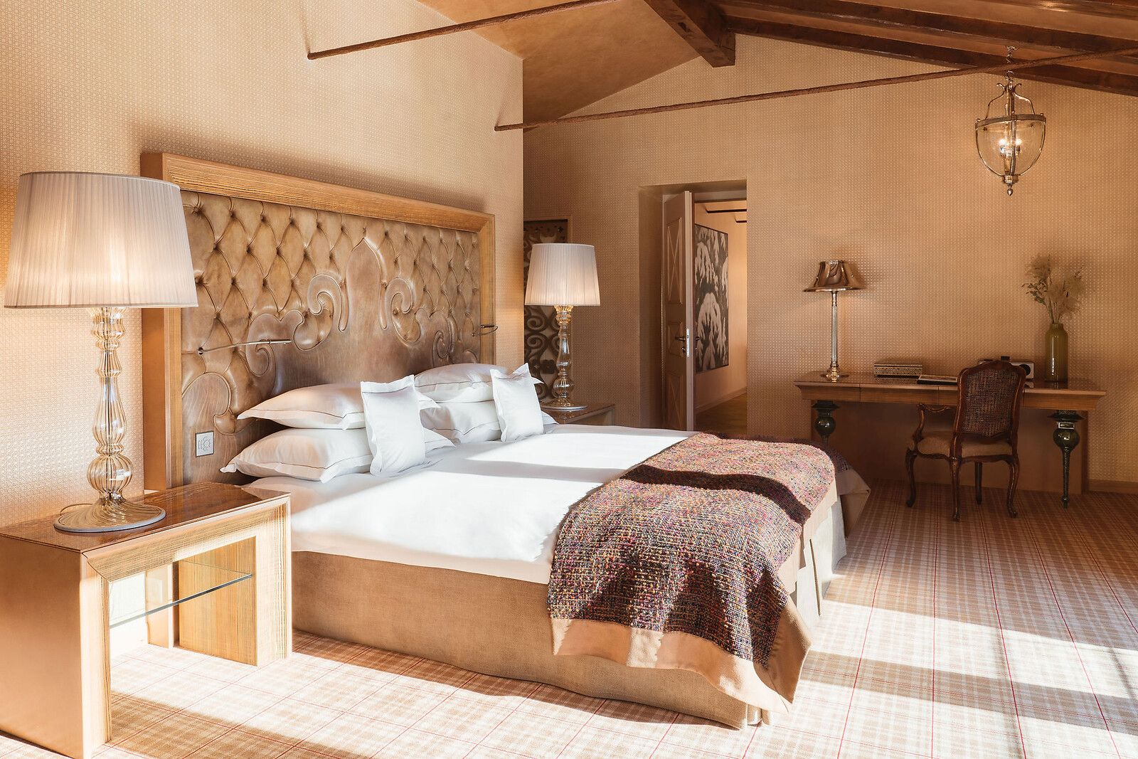 Carlton Penthouse Suite 80 -  living area view