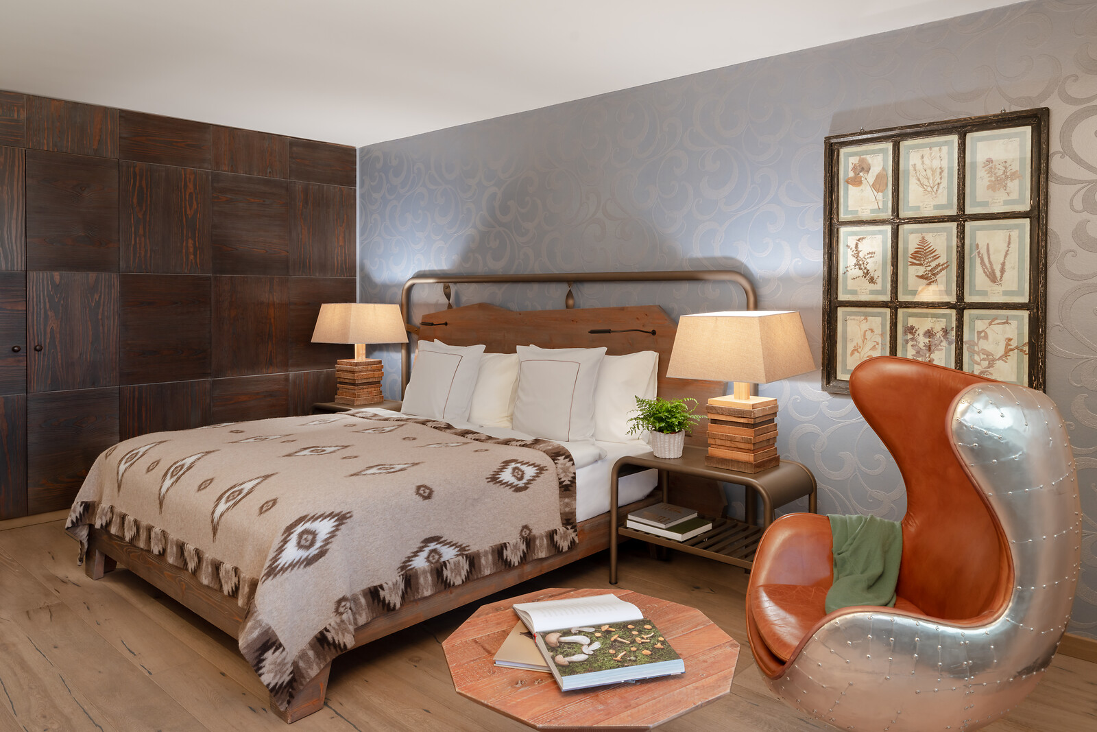 Stylish premium double room featuring high-quality wood design, a comfortable bed, and a cozy seating area.