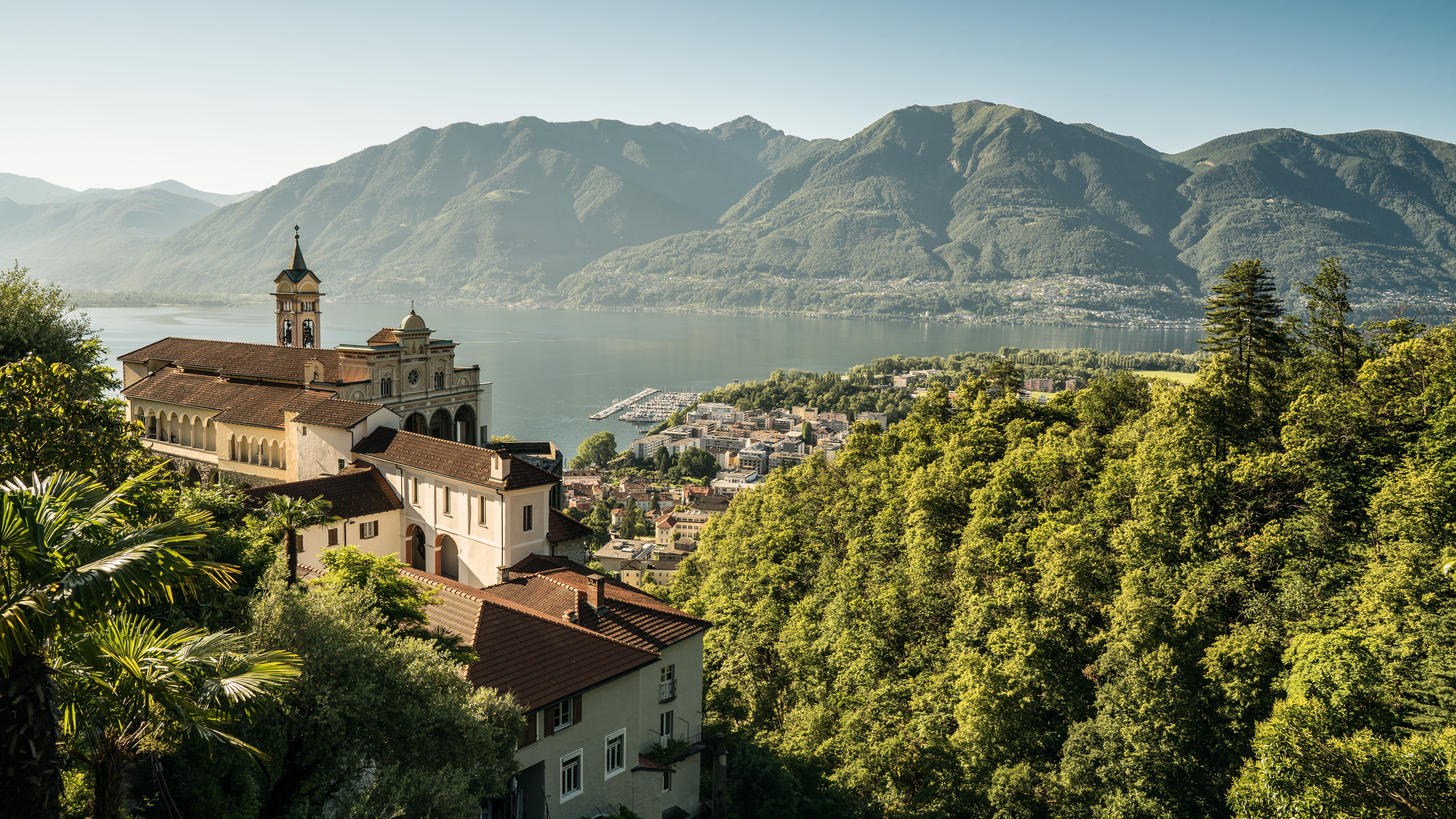 Wallfahrtskirche Madonna del Sasso oberhalb von Locarno mit Blick über den Lago Maggiore, die Stadt und die umliegenden Berge.