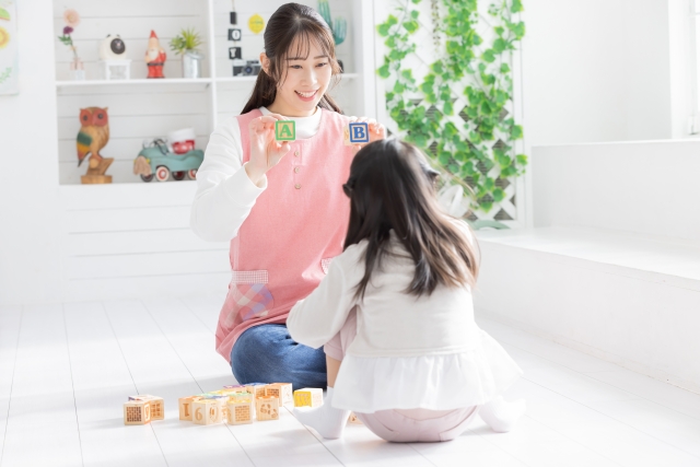 放デイと児発の違いは4つ！対象年齢や時間、利用までの流れをわかりやすく解説