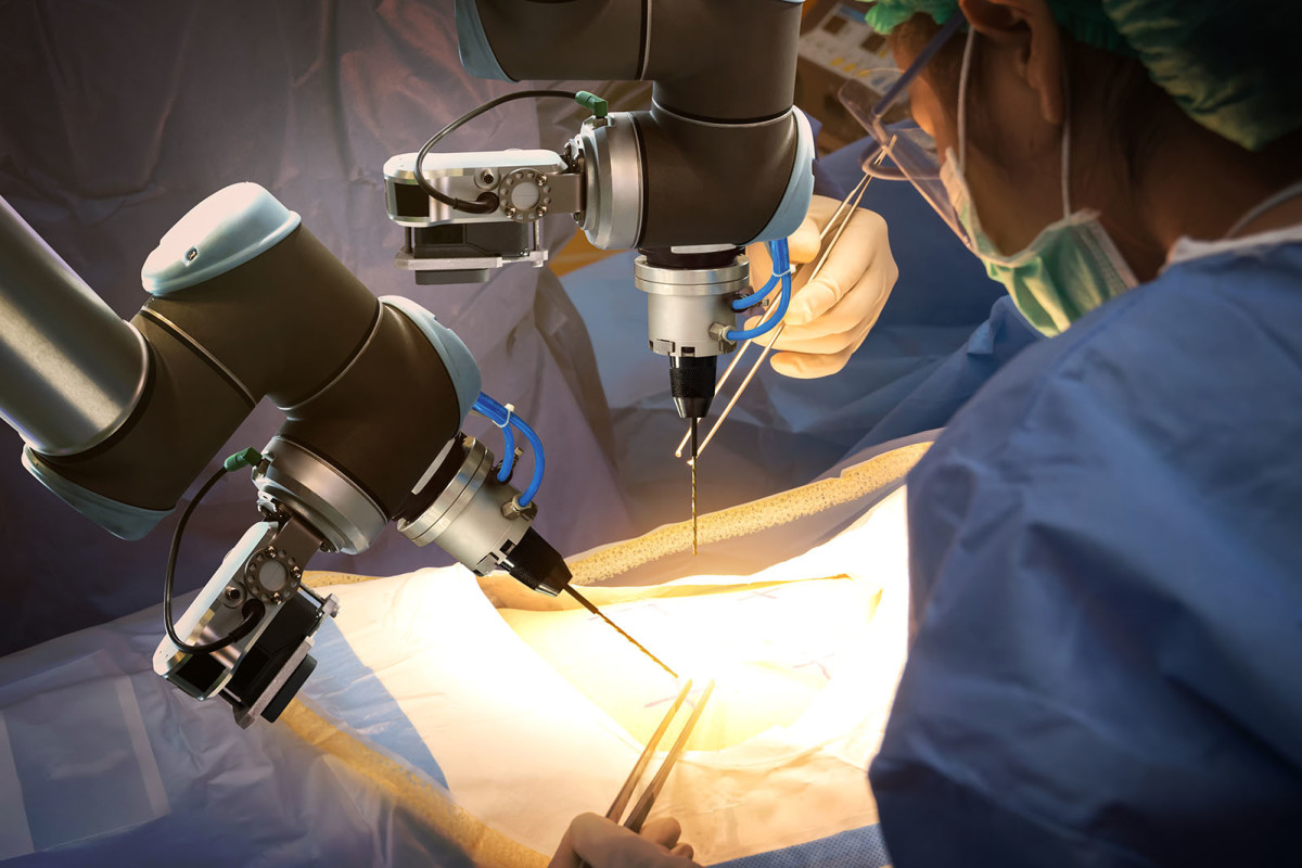 Un robot chirurgo può fare un vero intervento con una precisione sovrumana .