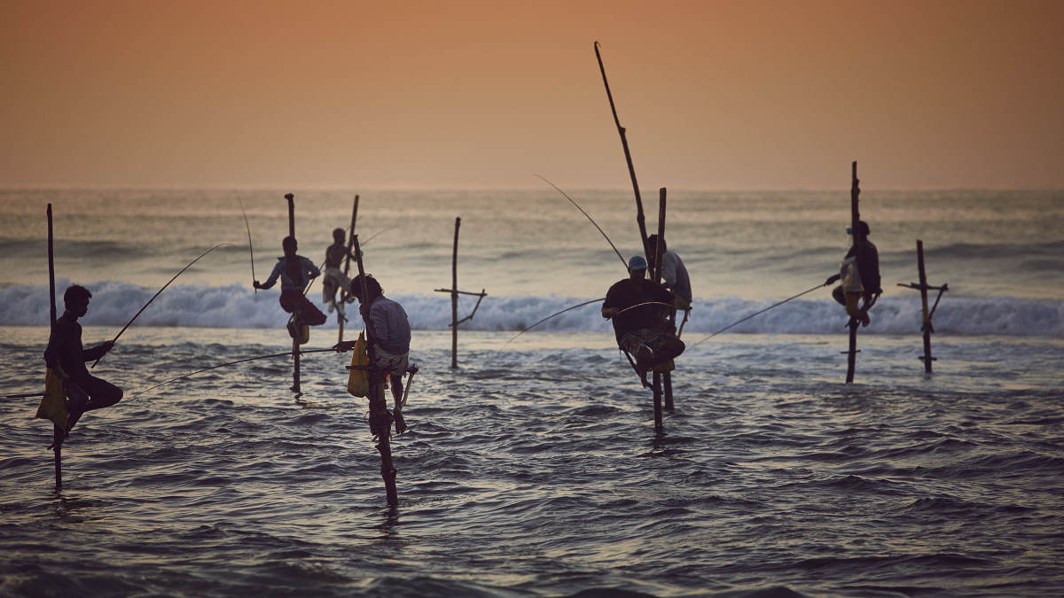 Pescatori al tramonto sulle spiagge di Tangalle