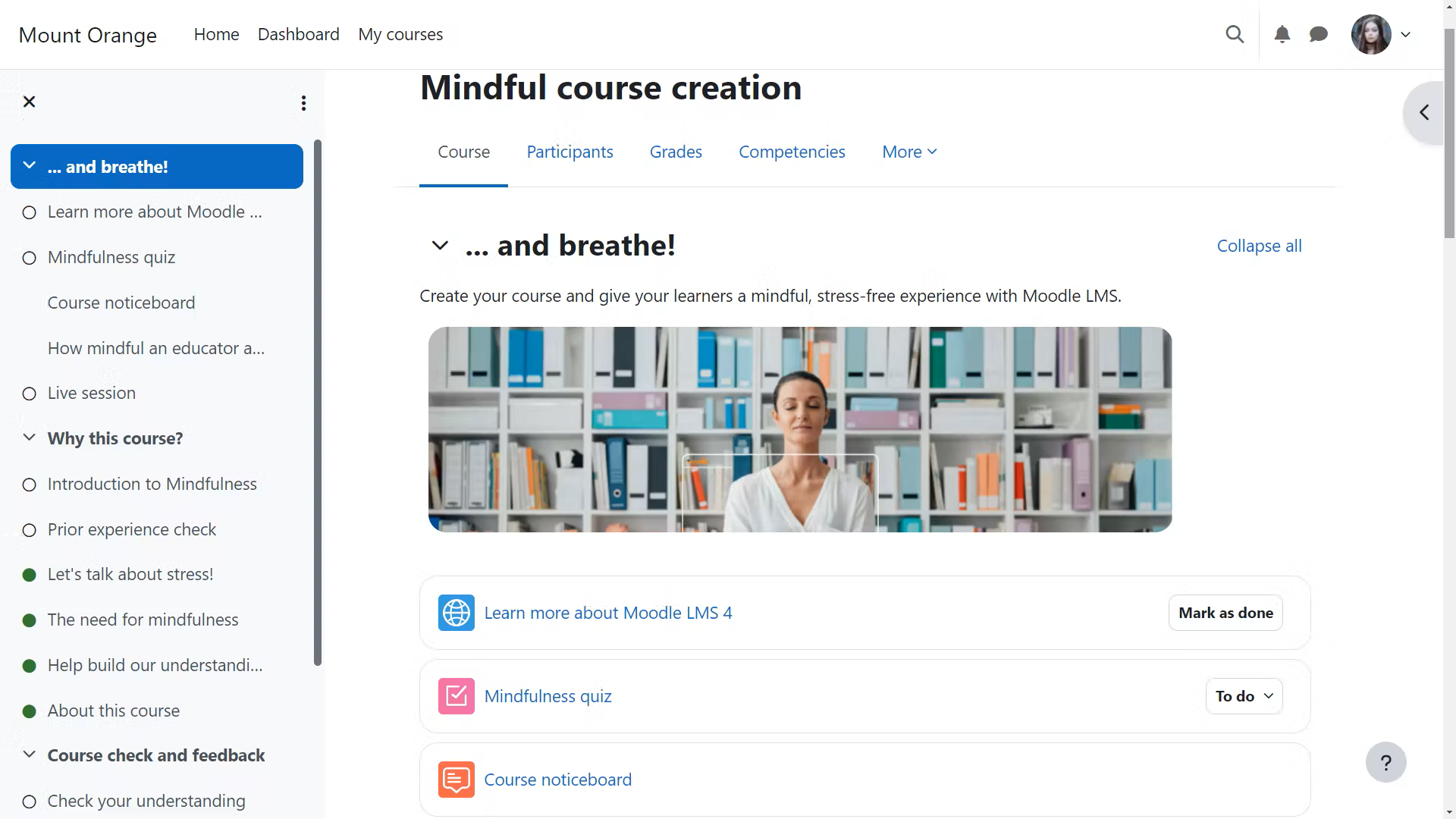 Screenshot della dashboard di Moodle per la creazione di corsi e la gestione delle opzioni
