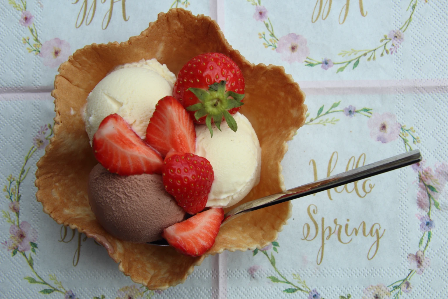 Waffel-Eisbecher mit Erdbeeren Draufsicht links